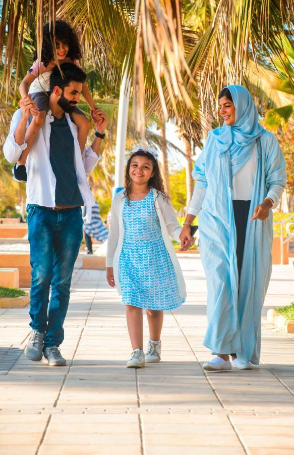 Bay La Sun Hotel And Marina - Emaar King Abdullah Economic City Dış mekan fotoğraf A Bahraini family
