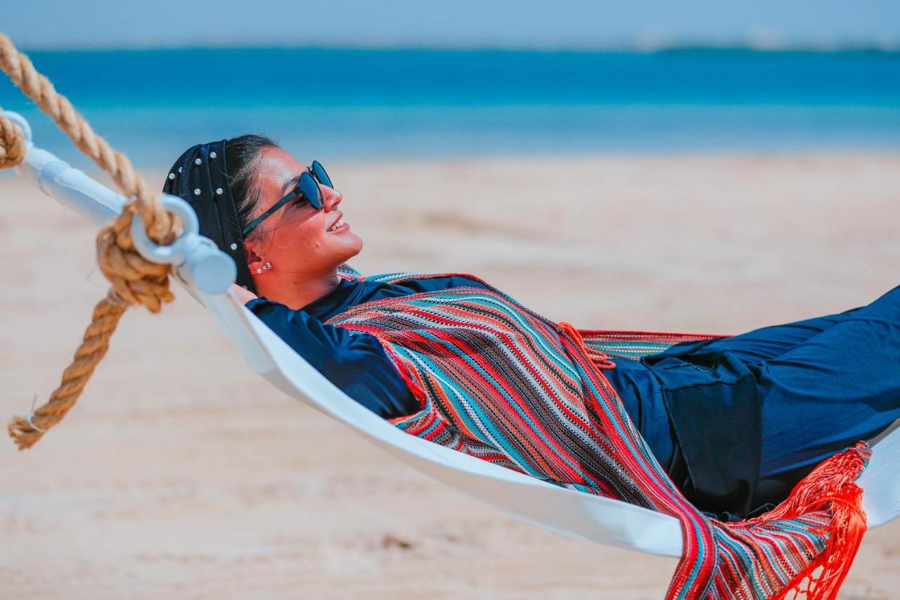 Bay La Sun Hotel And Marina - Emaar King Abdullah Economic City Dış mekan fotoğraf A woman relaxing in a hammock