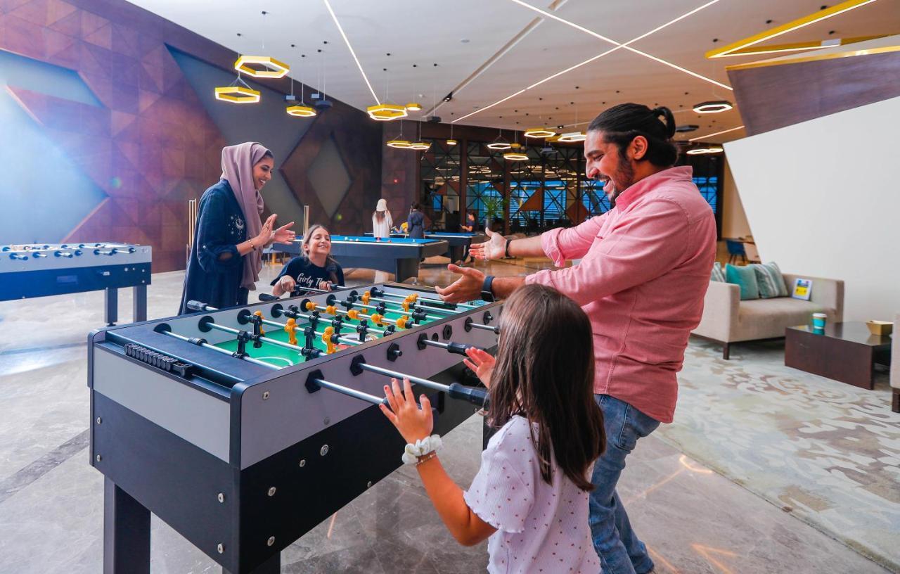 Bay La Sun Hotel And Marina - Emaar King Abdullah Economic City Dış mekan fotoğraf Family playing table football
