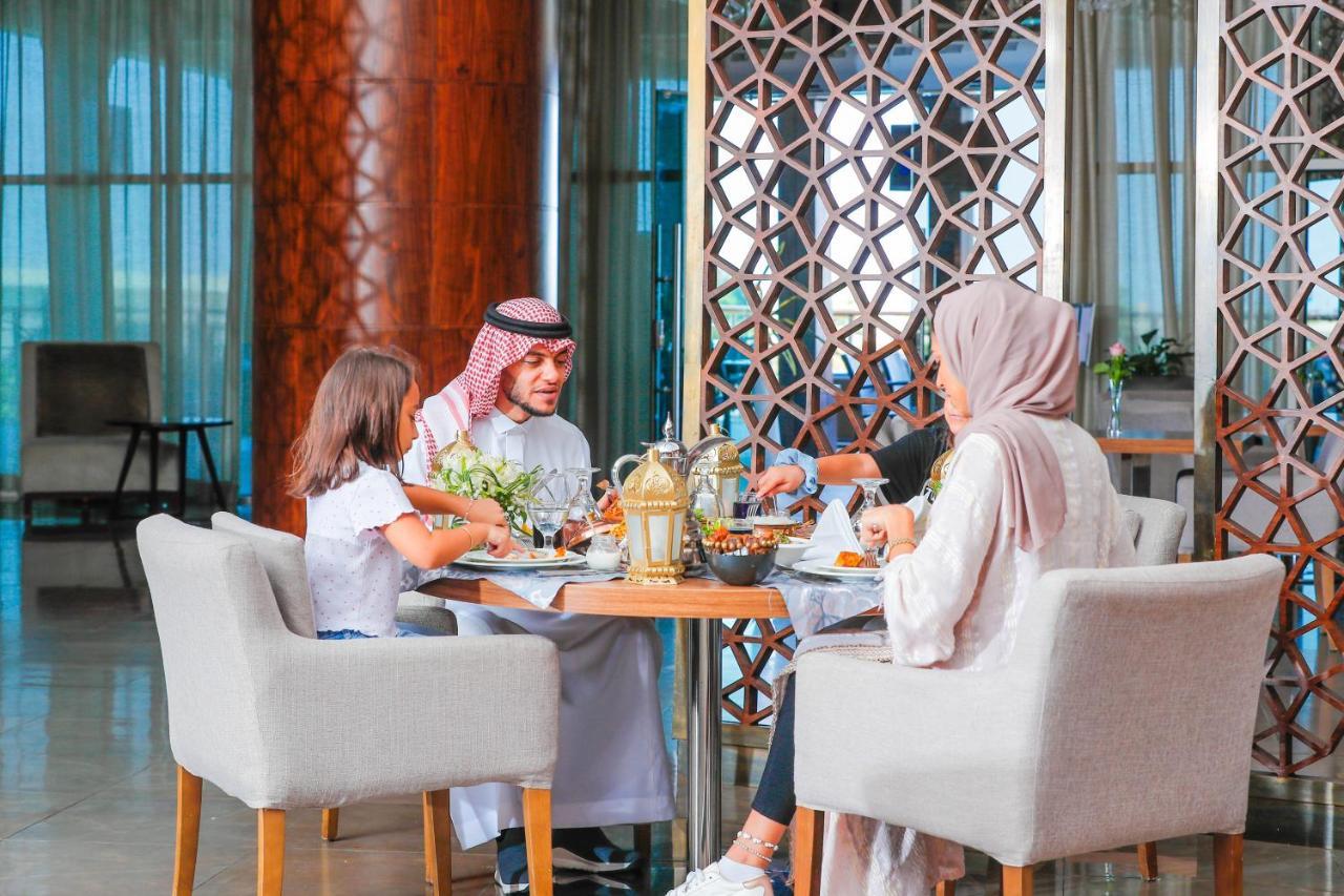 Bay La Sun Hotel And Marina - Emaar King Abdullah Economic City Dış mekan fotoğraf Family dining at the hotel
