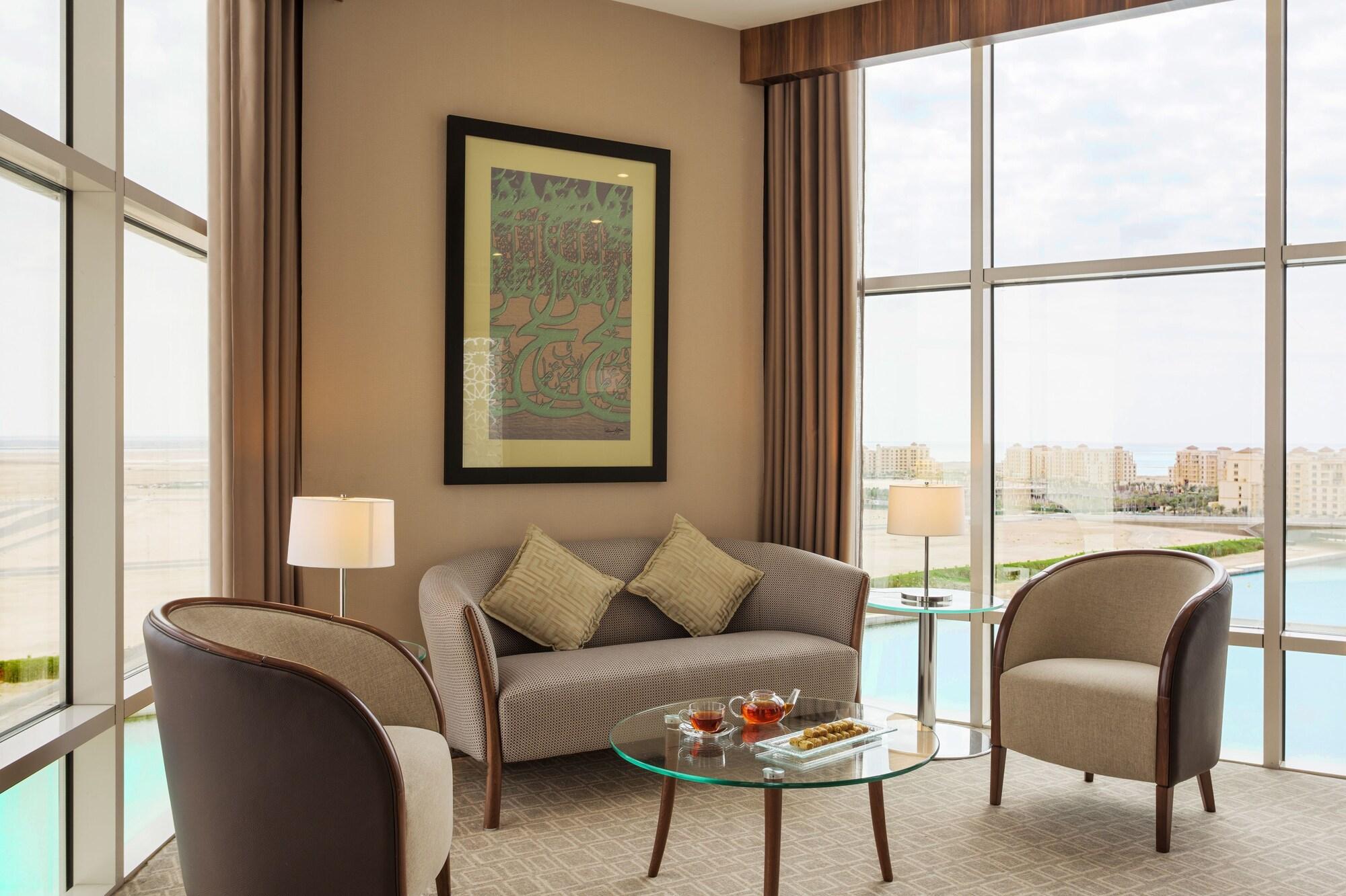 Bay La Sun Hotel And Marina - Emaar King Abdullah Economic City Dış mekan fotoğraf A living room in a suite at the hotel