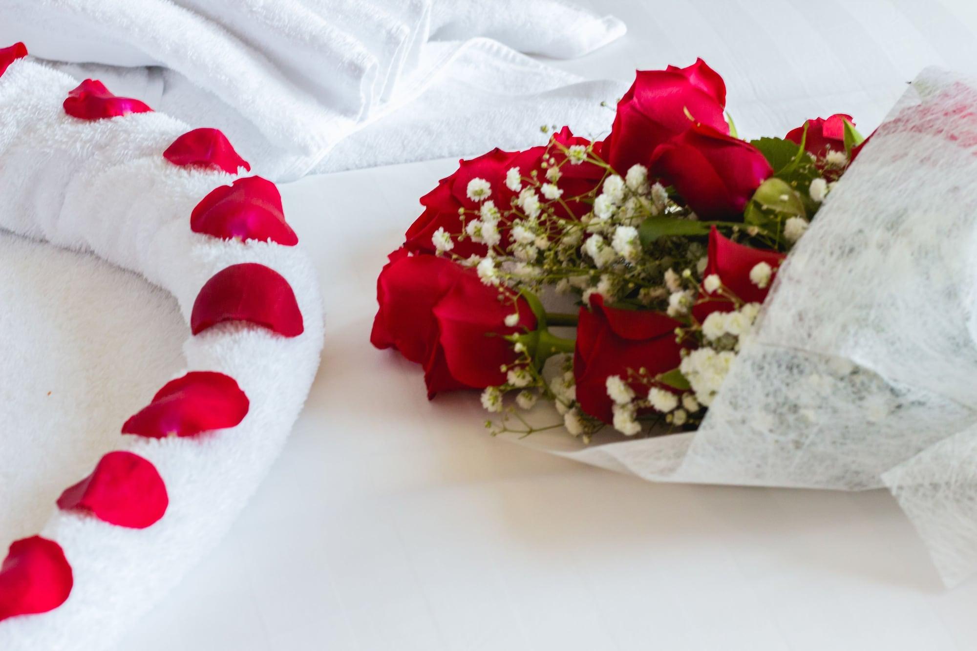Bay La Sun Hotel And Marina - Emaar King Abdullah Economic City Dış mekan fotoğraf A bouquet of red roses