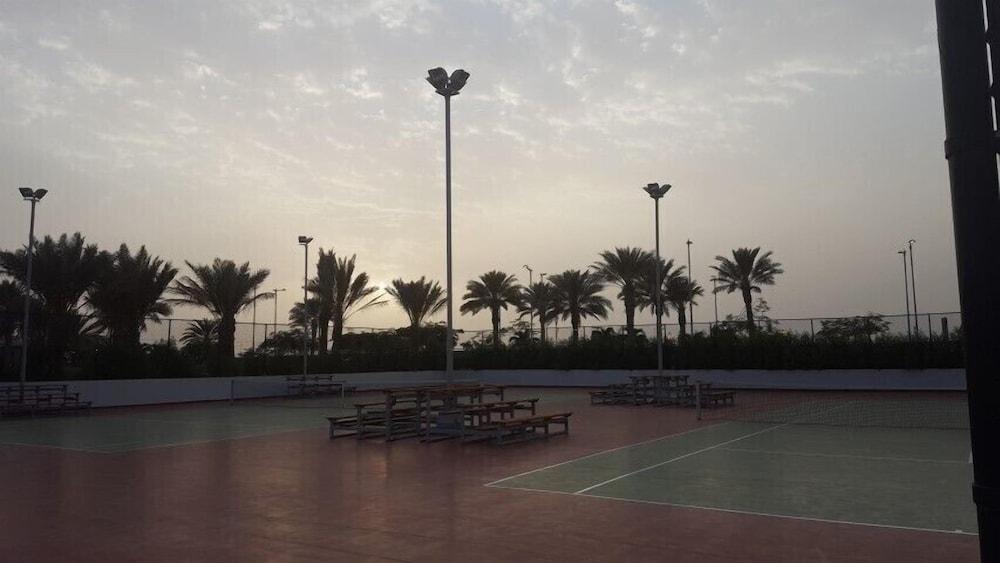 Bay La Sun Hotel And Marina - Emaar King Abdullah Economic City Dış mekan fotoğraf Tennis courts at the Al-Shaab Sports Club