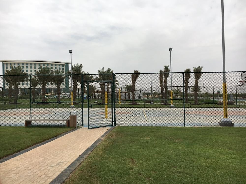 Bay La Sun Hotel And Marina - Emaar King Abdullah Economic City Dış mekan fotoğraf Tennis courts at the park