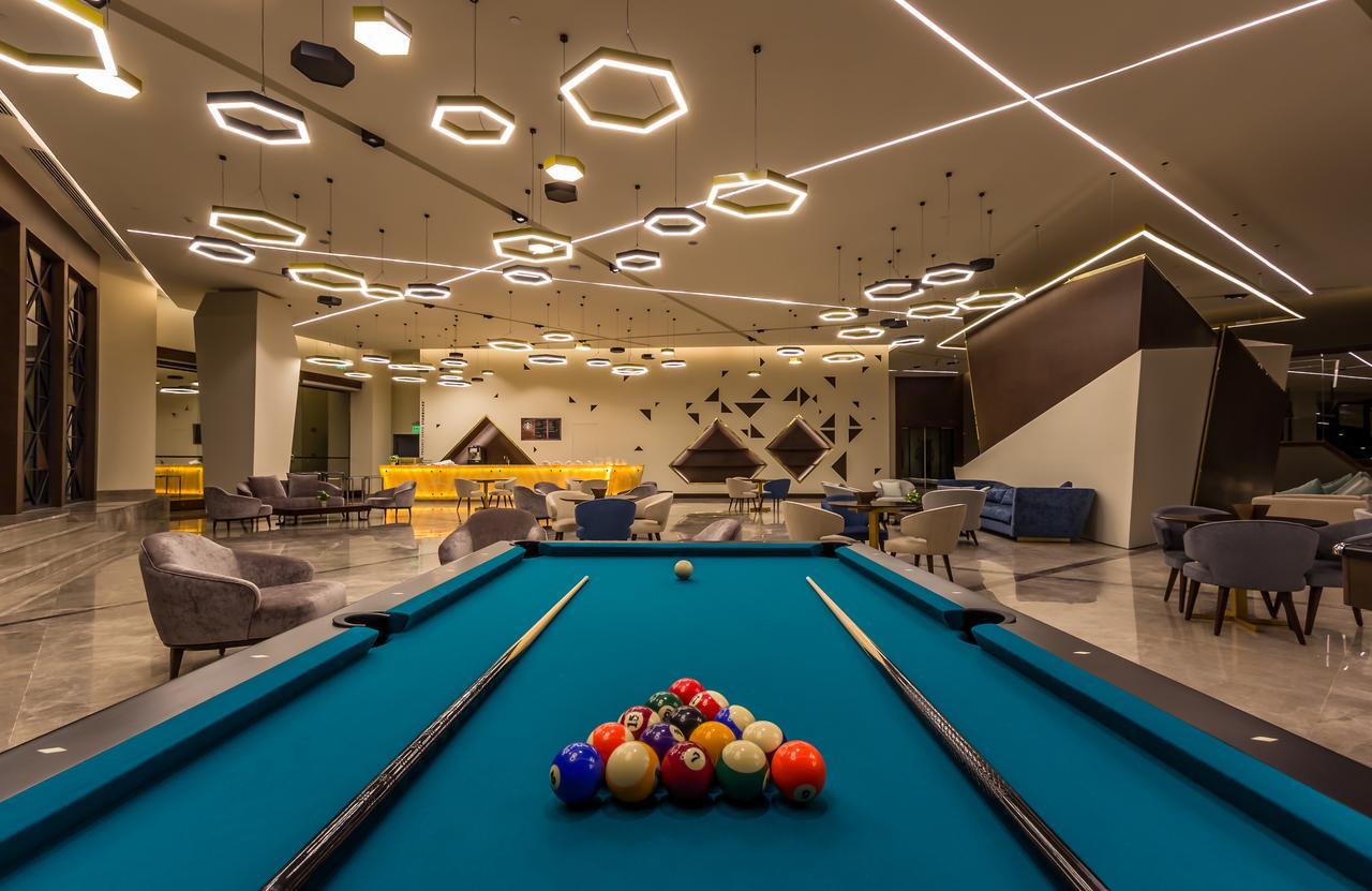 Bay La Sun Hotel And Marina - Emaar King Abdullah Economic City Dış mekan fotoğraf The pool table at the 100000-square-foot (9,300 m2) clubhouse