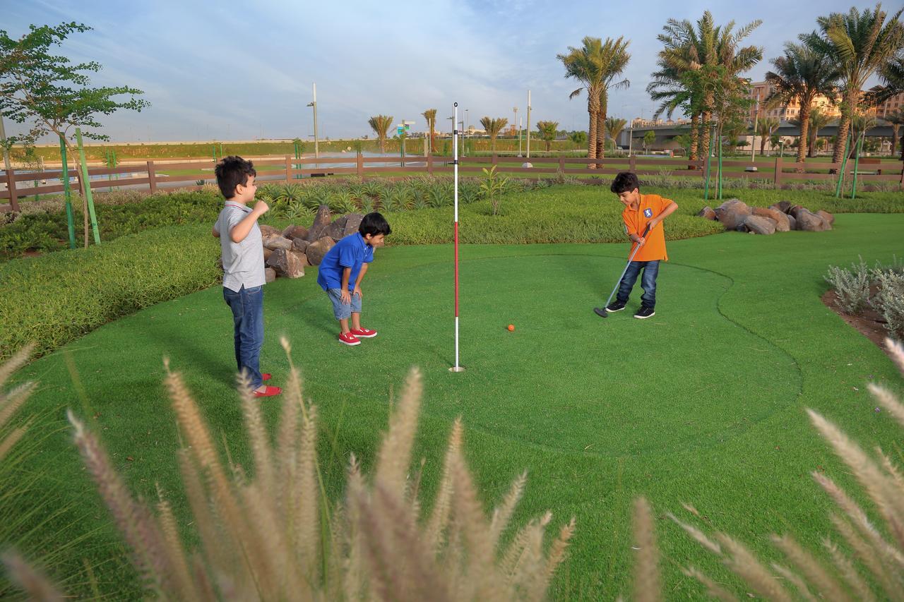 Bay La Sun Hotel And Marina - Emaar King Abdullah Economic City Dış mekan fotoğraf Golf putting green at Al Forsan National Club